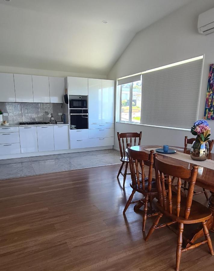 This Fabulous, Single-Level 3 Plus 1 Small Room With Folding Sofa Home Auckland Exterior foto