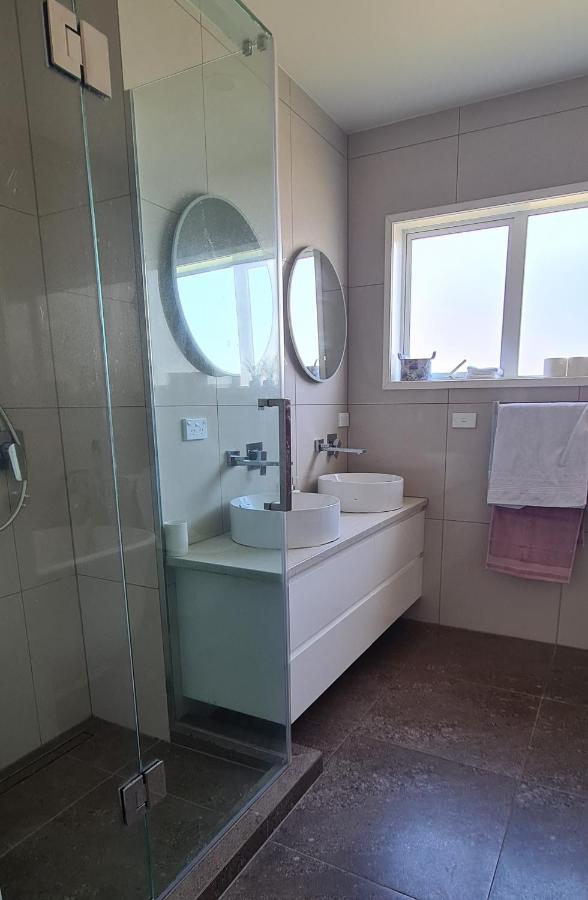This Fabulous, Single-Level 3 Plus 1 Small Room With Folding Sofa Home Auckland Exterior foto